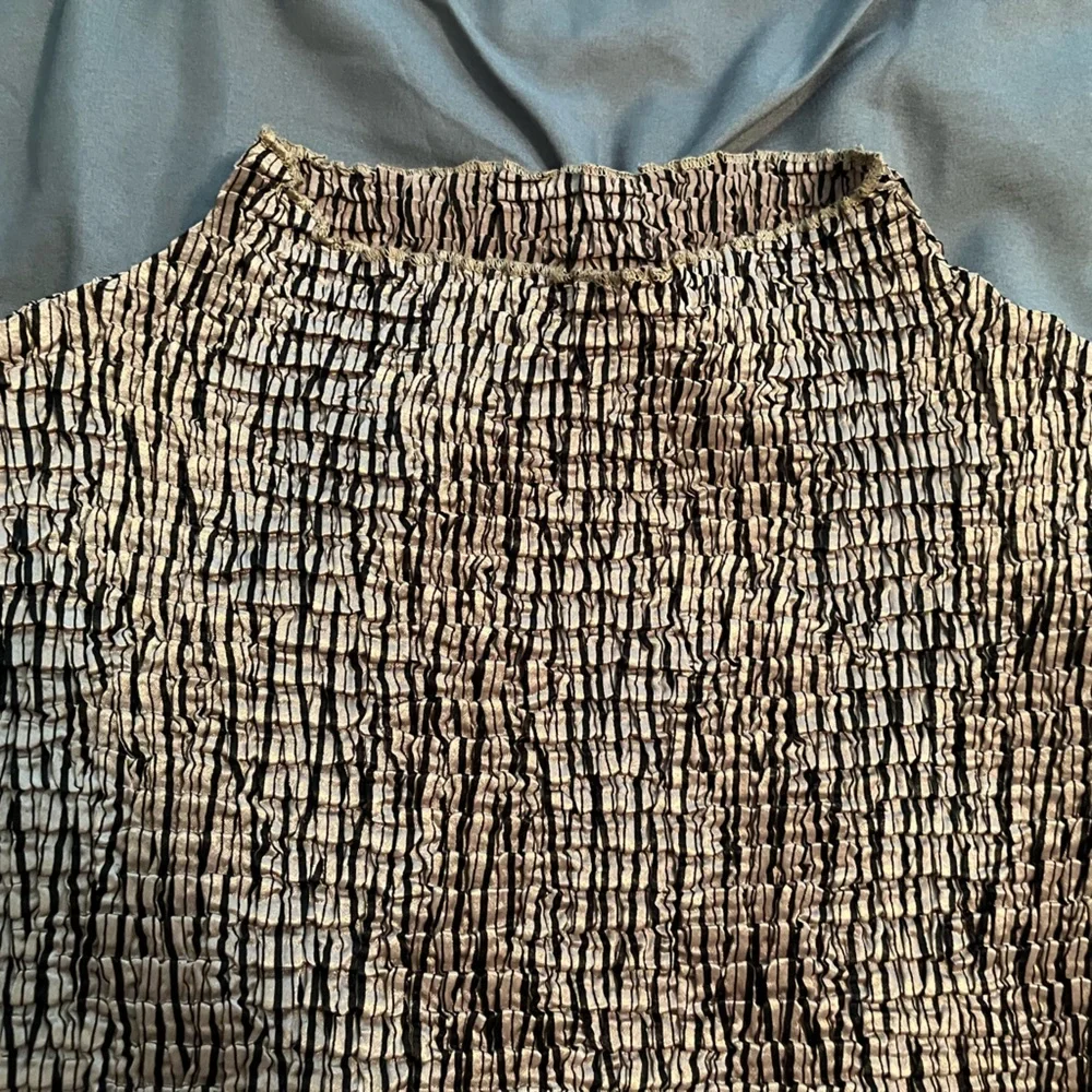 Plisse stretchy mock turtleneck sleeveless top - Picture 3 of 6